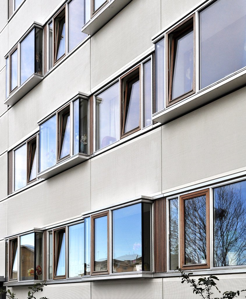 Detalle arquitectónico de fachada contemporánea, líneas limpias y geometría precisa