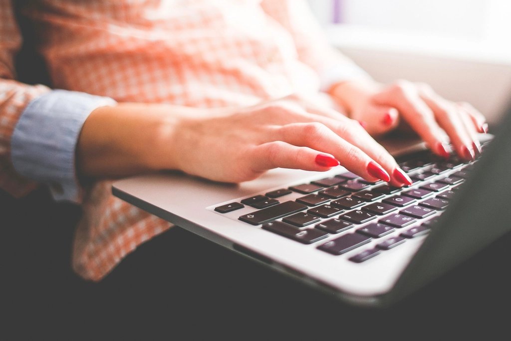 Reporte de rendimiento revisado en laptop, con datos claros para el propietario